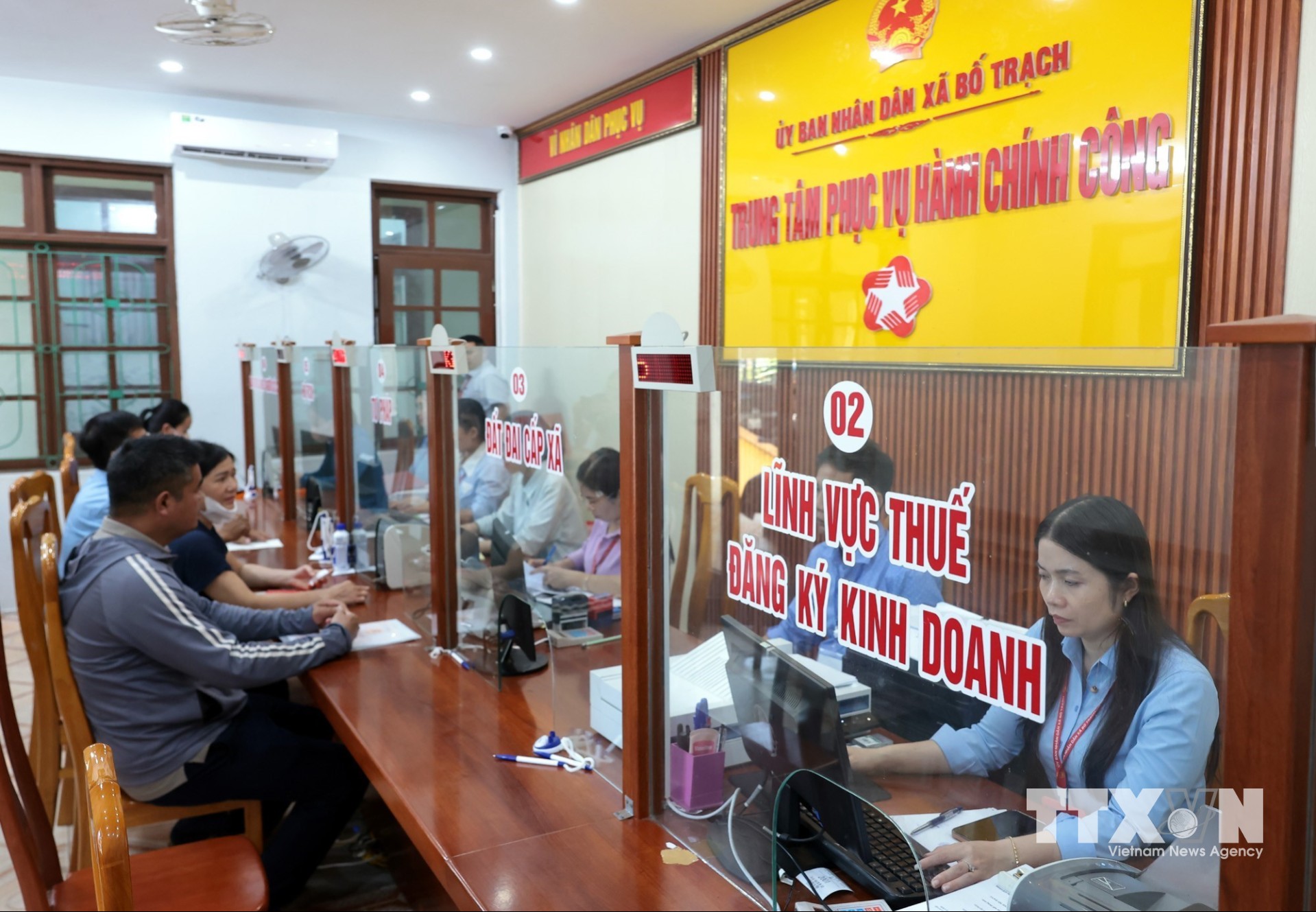Chuyển đổi số góp phần giảm thời gian giải quyết thủ tục hành chính tại Trung tâm Phục vụ hành chính công xã Bố Trạch. (Ảnh: Trần Việt/TTXVN)